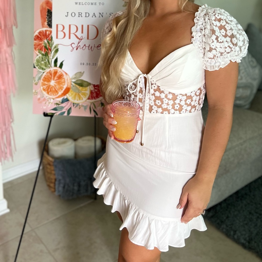 White floral puff sleeve dress